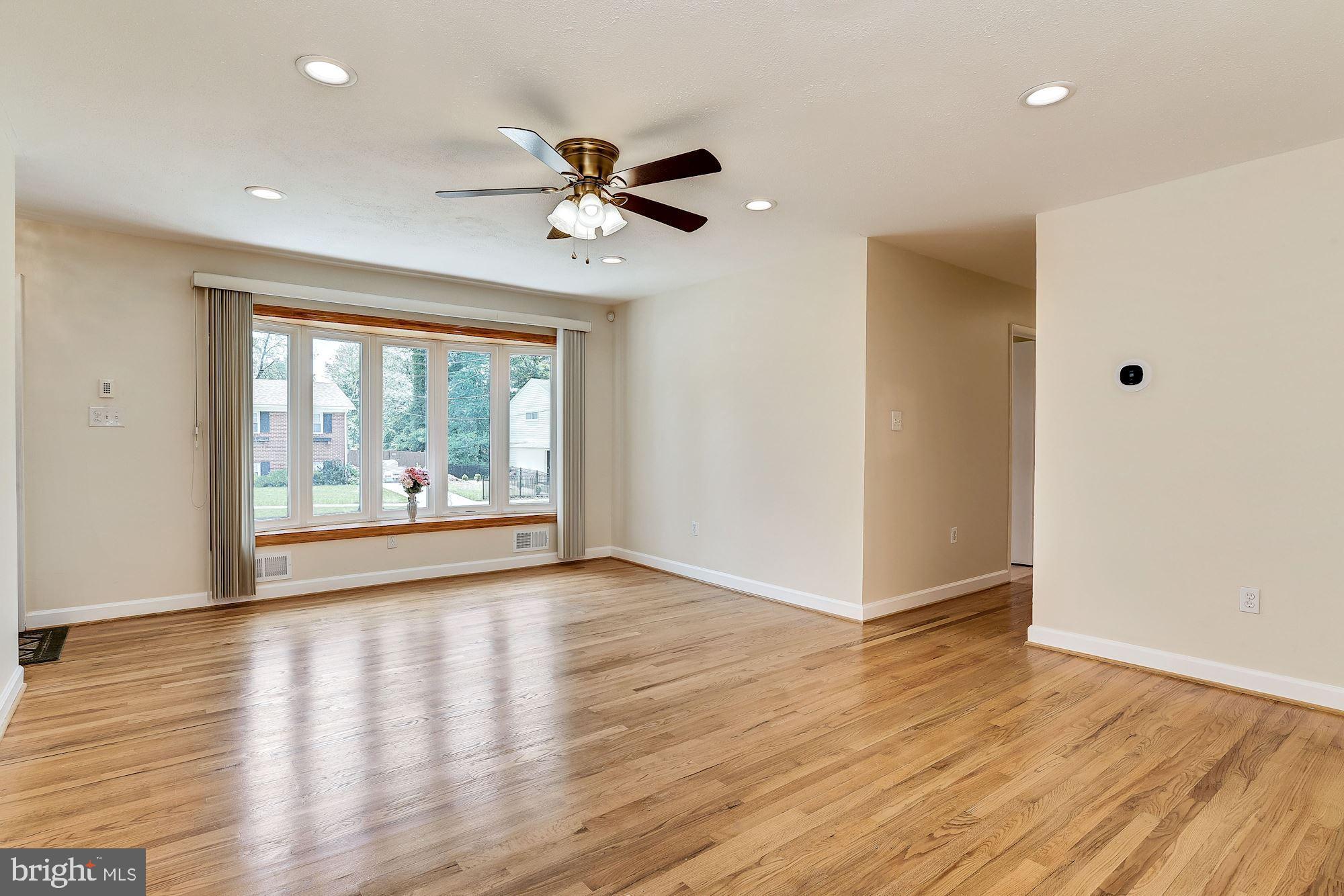 209 Suter Road Catonsville, MD 21228 - Photo 9 of 34 Living Room