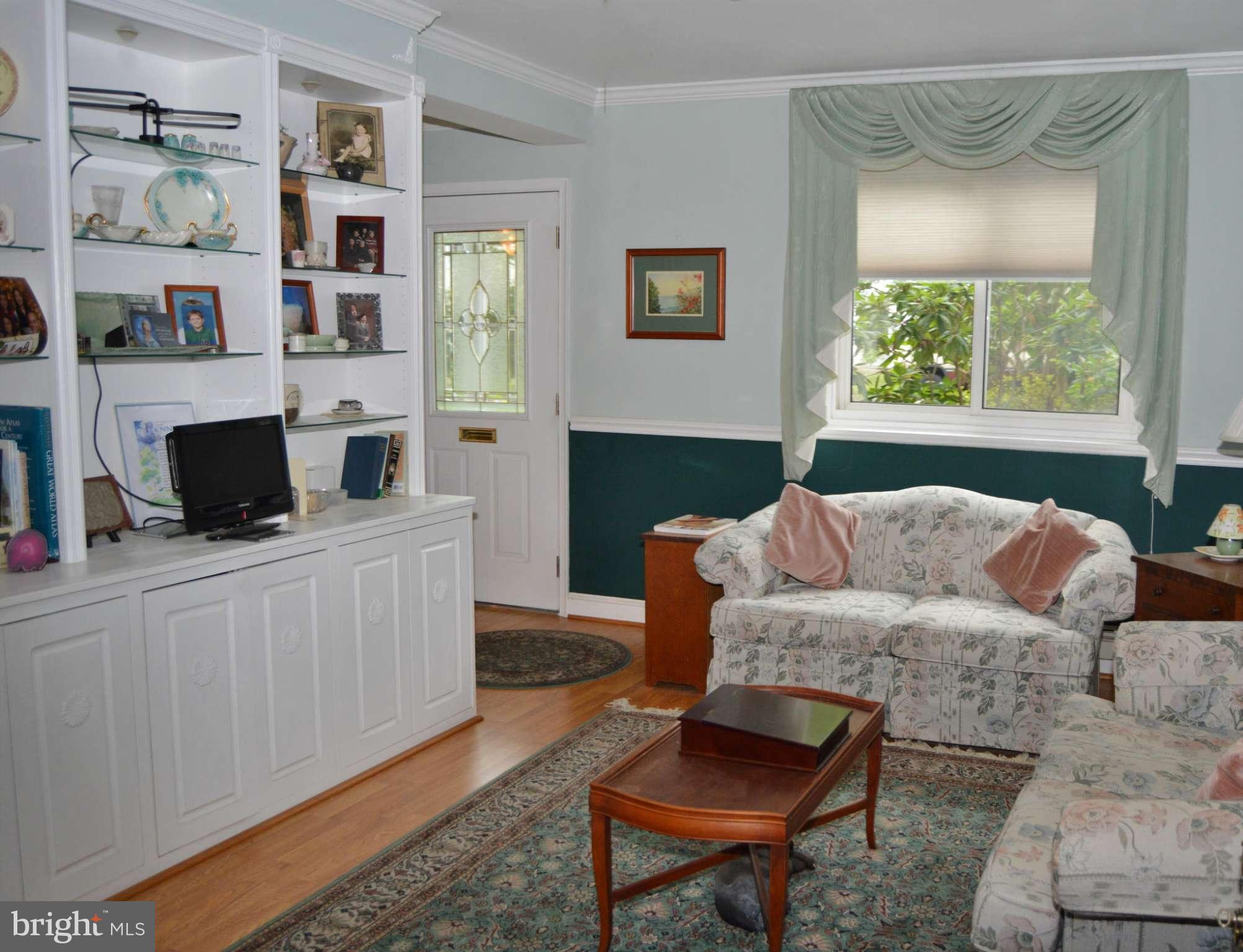 7 Hillside Road Greenbelt, MD 20770 - Photo 4 of 30 Living Room