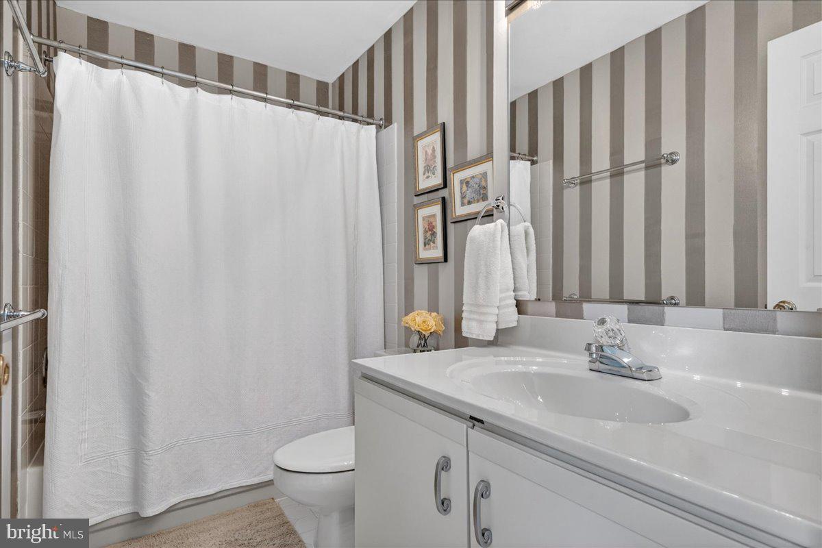266 Fox Run Exton, PA 19341 - Photo 31 of 45 2nd floor full hall bath