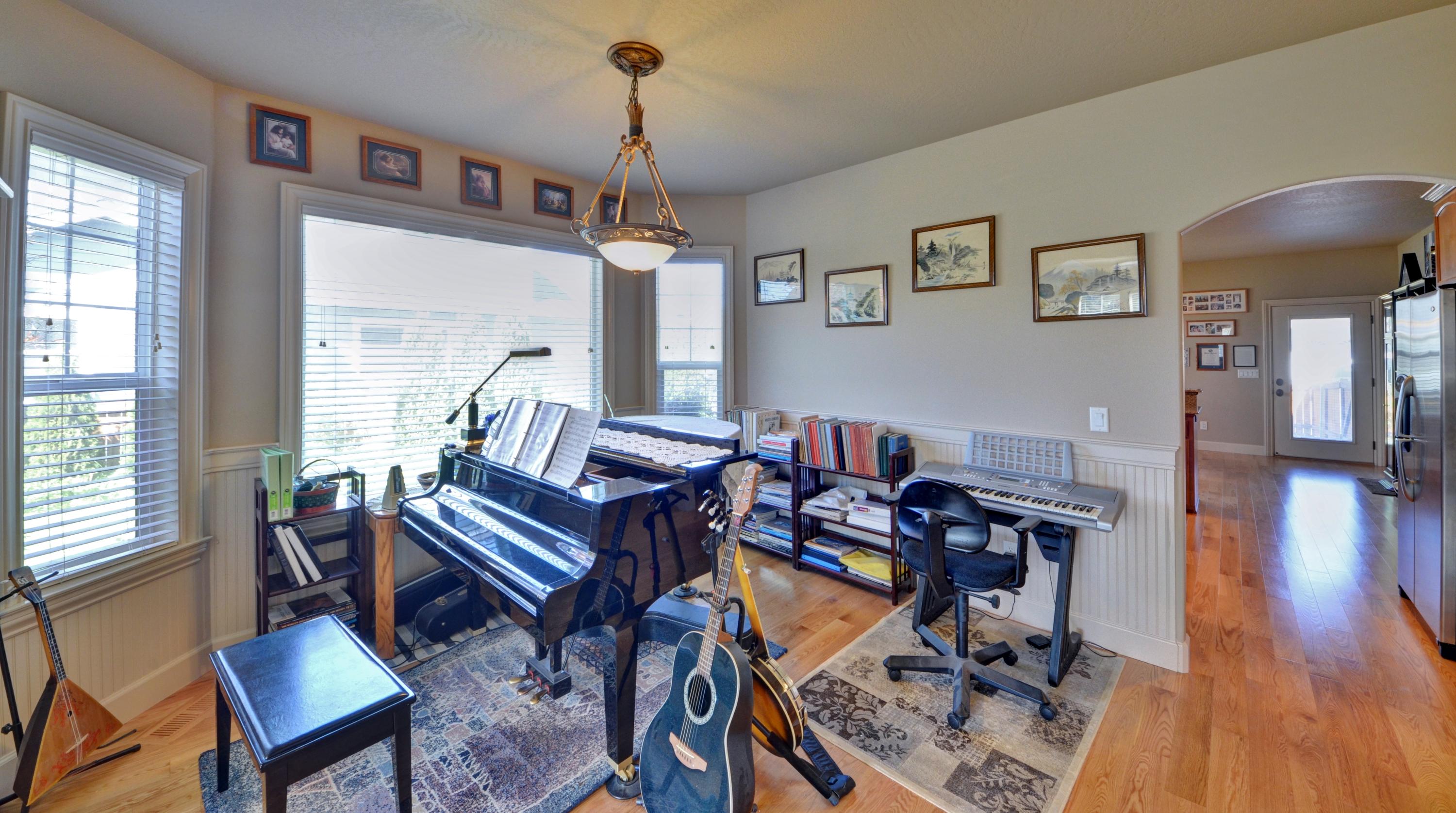 920 Buck Point Street Central Point, OR 97502 - Photo 17 of 40 049