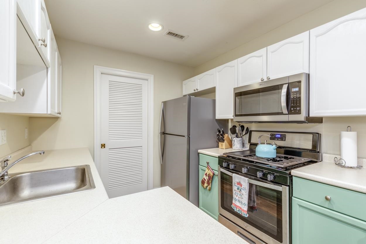 1 Maple Ridge Drive, Unit 101 Merrimack, NH 03054 - Photo 12 of 38