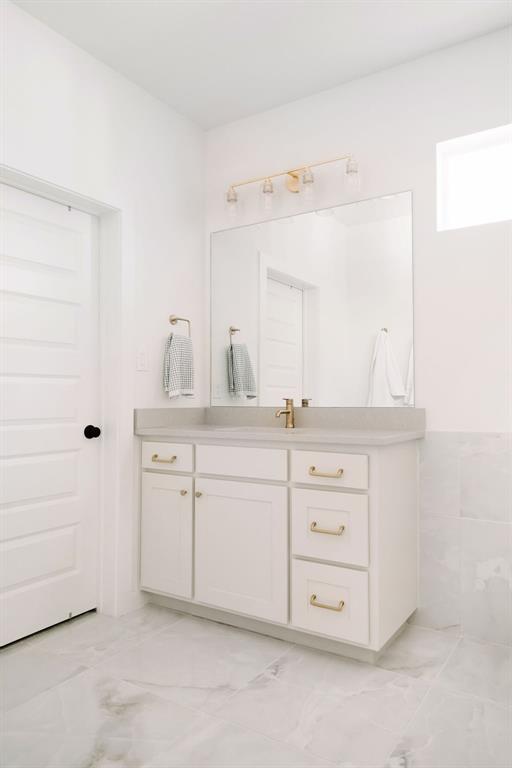 841 Meadowbend Loop South Grapevine, TX 76051 - Photo 13 of 20 a bathroom with a sink vanity and mirror