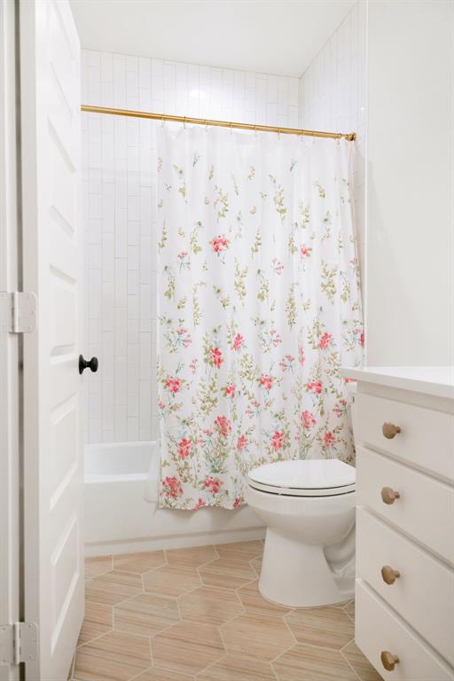 841 Meadowbend Loop South Grapevine, TX 76051 - Photo 17 of 20 a bathroom with a toilet and a shower curtain