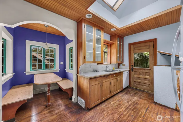 a kitchen that has a lot of cabinets in it