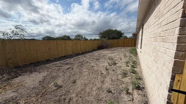 a view of backyard with pathway