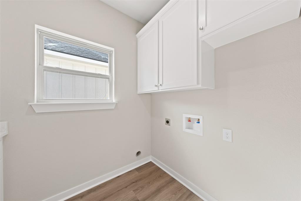9824 Durango Trail Waco, TX 76712 - Photo 13 of 30 Laundry room