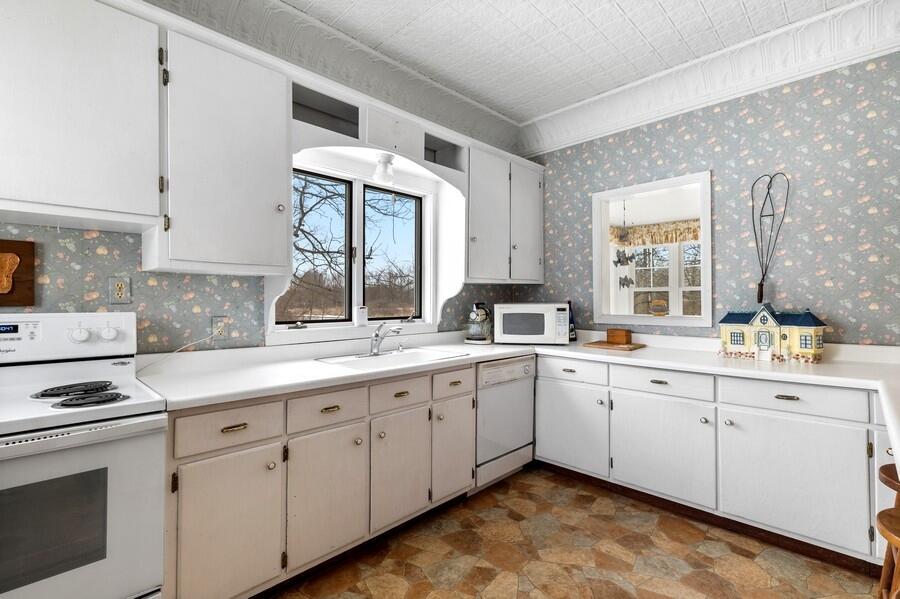 8259 Hagar Shore Road Watervliet, MI 49098 - Photo 5 of 17 05_8259HagarShoresRd_5_Kitchen_LowRes