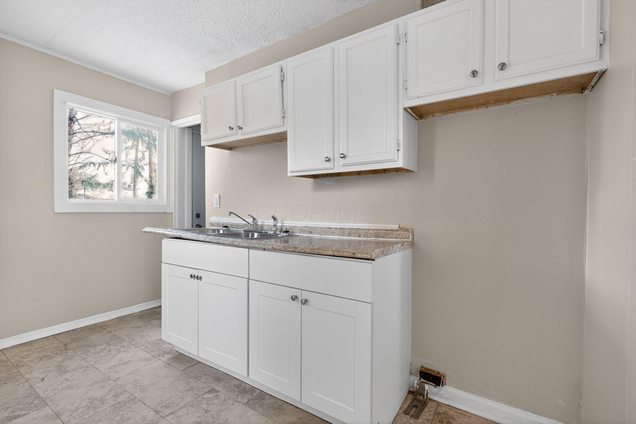 1042 South Hampton Road Columbus, OH 43227 - Photo 21 of 31 22_1042_S_Hampton_Rd_Columbus_OH_43227-K