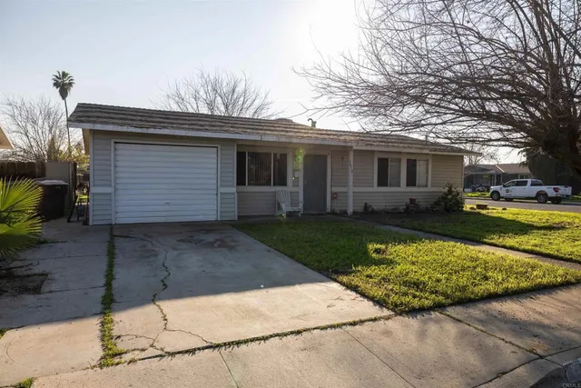 $279,999 | 1410 Grayson Circle, Firebaugh, CA 93622