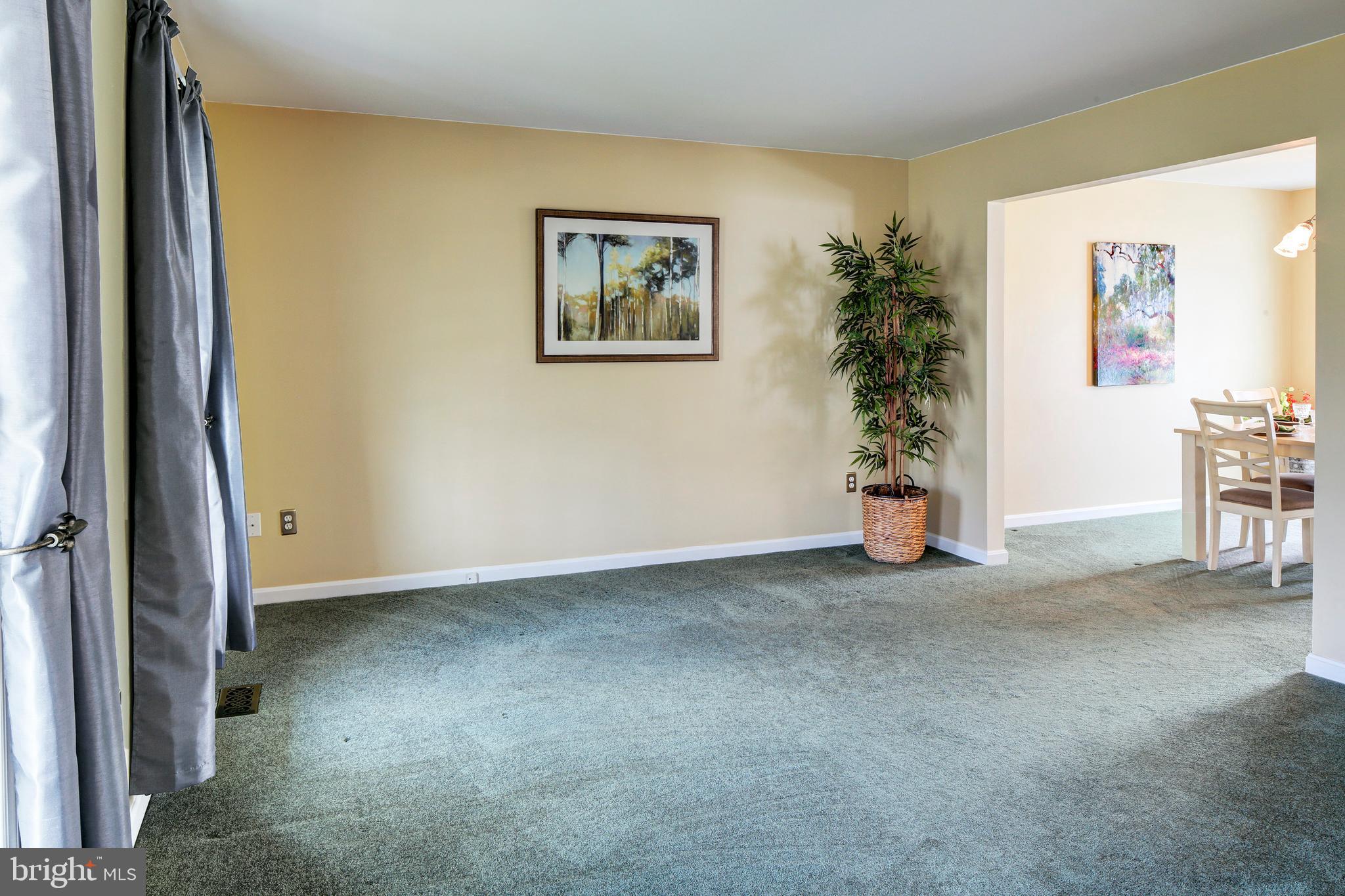 8444 Spring Road Pasadena, MD 21122 - Photo 4 of 33 Living room