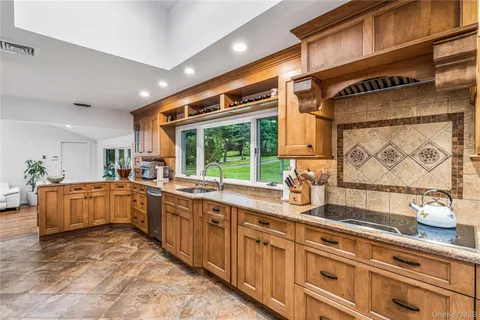 $2,598,000 | 19 Tappentown Lane, Glen Head, NY 11545