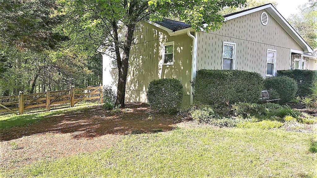 7013 Harperglen Road Clemmons, NC 27012 - Photo 12 of 16 Left side of property