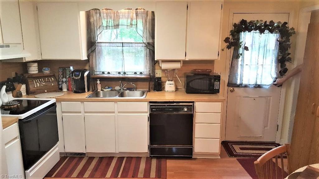 7013 Harperglen Road Clemmons, NC 27012 - Photo 4 of 16 Kitchen angle 1