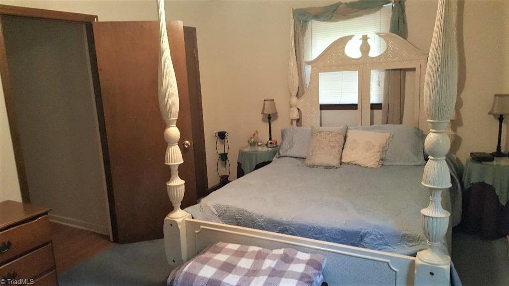 7013 Harperglen Road Clemmons, NC 27012 - Photo 7 of 16 Master bedroom w/ en-suite bath