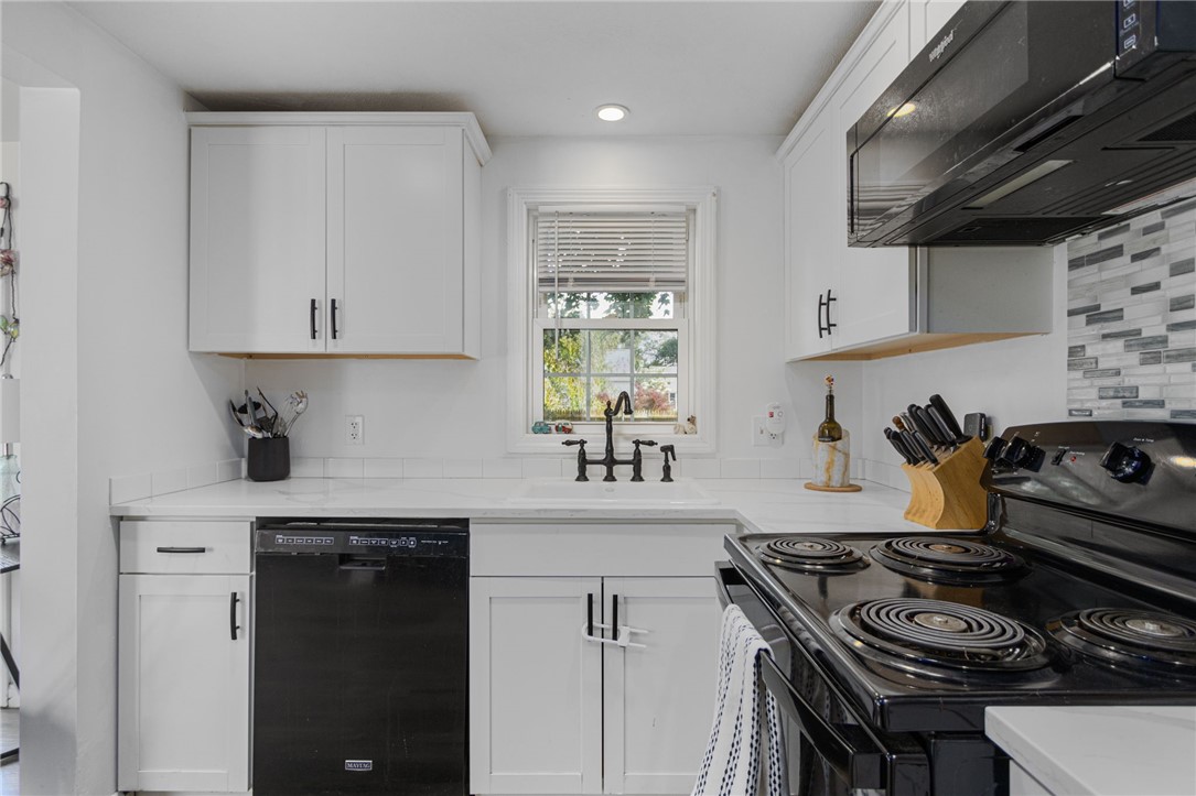 100 Penguin Avenue Warwick, RI 02818 - Photo 11 of 42