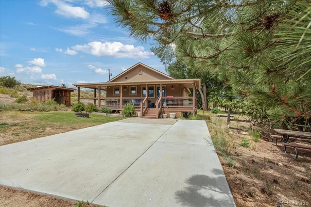 a view of a house with a yard