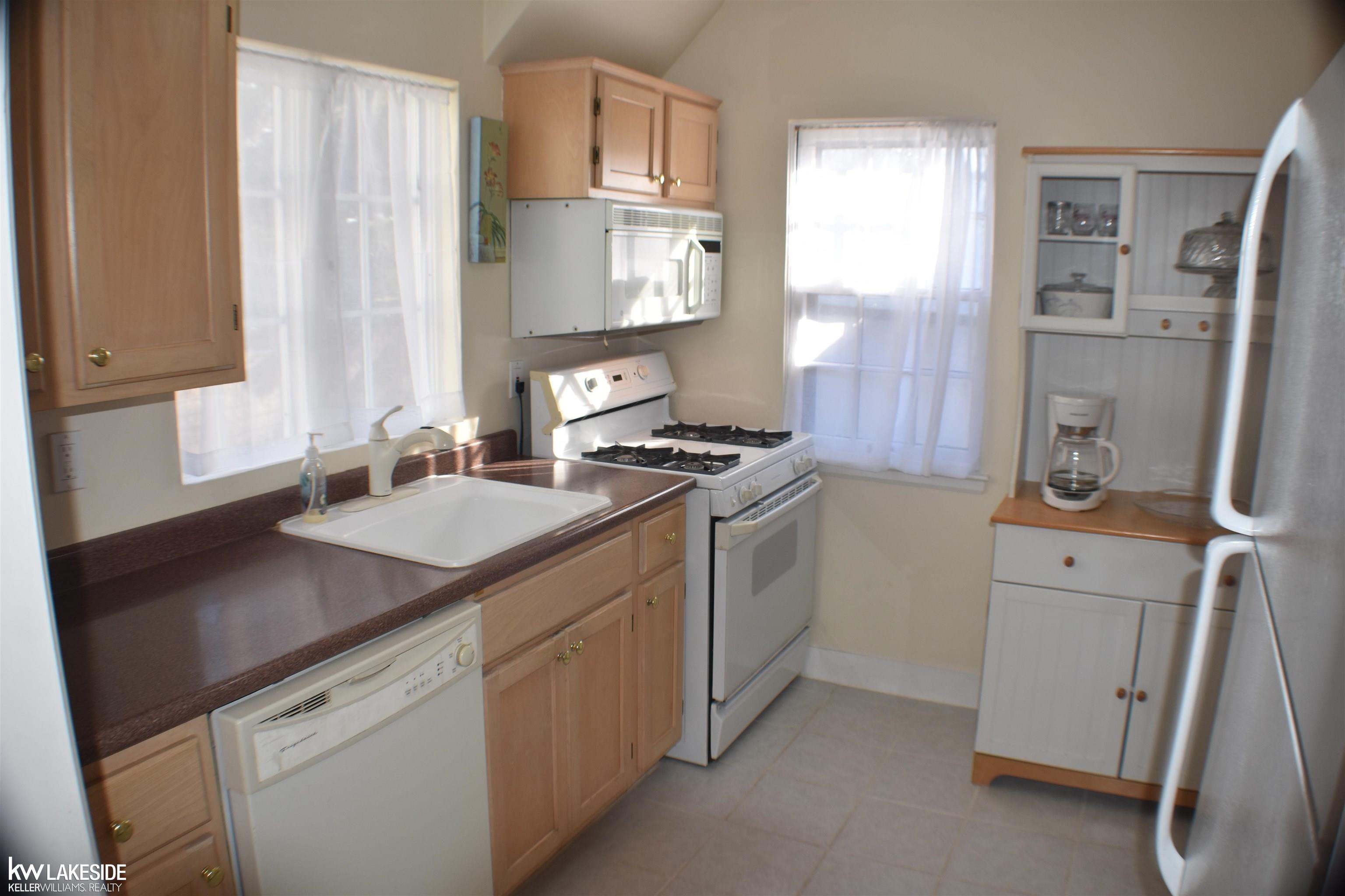 1713 Hampton Road Grosse Pointe Woods, MI 48236 - Photo 9 of 37 Gallery Image 9