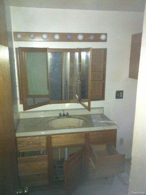 5077 Mason Road Howell, MI 48843 - Photo 6 of 11 bathroom
