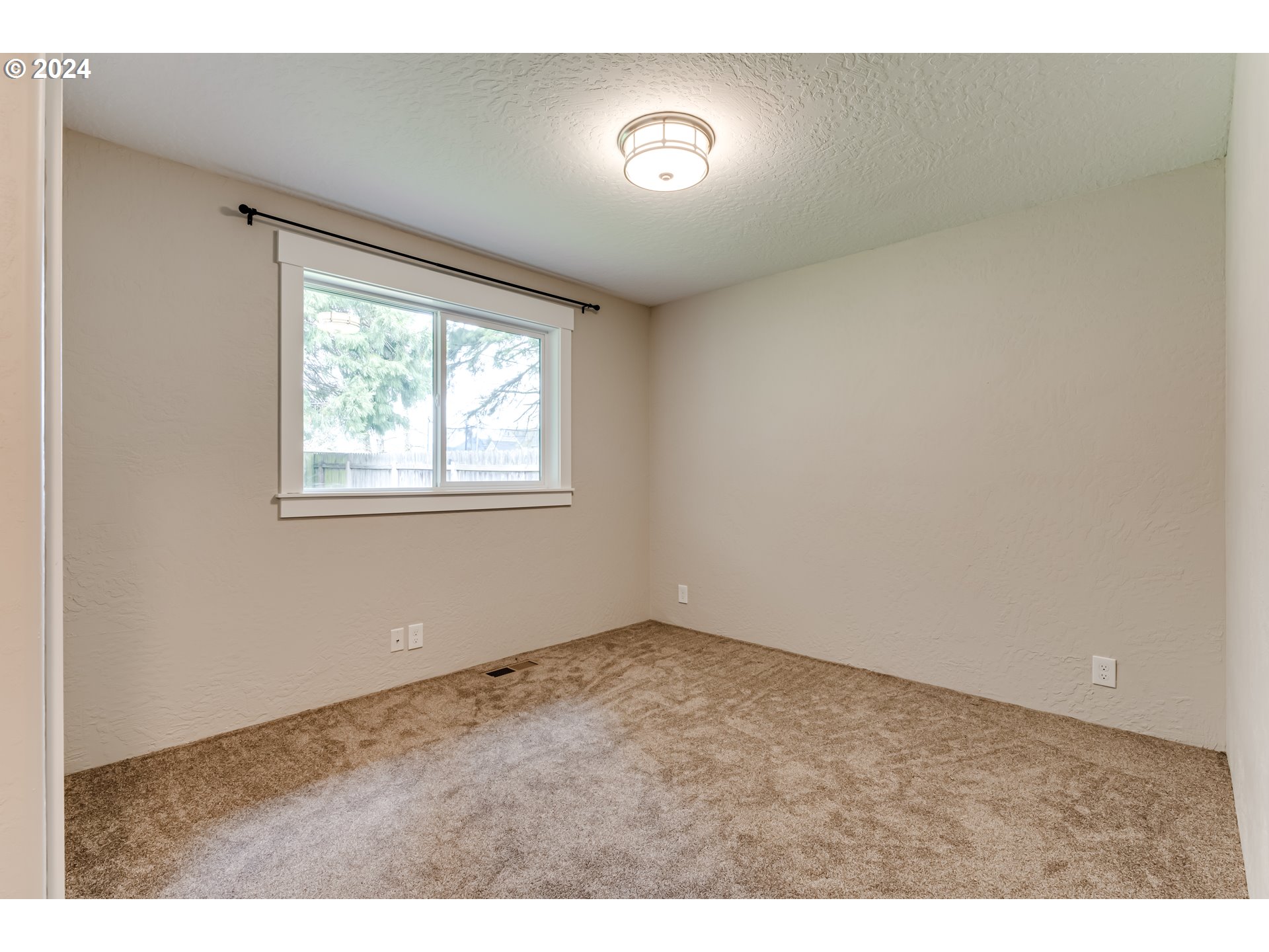 4288 Cole Way Springfield, OR 97478 - Photo 18 of 21 an empty room with windows