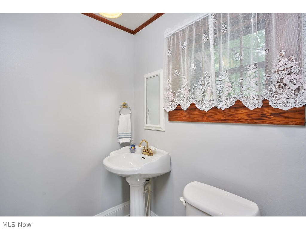1083 Berwin Street Akron, OH 44310 - Photo 13 of 24 First floor full bath