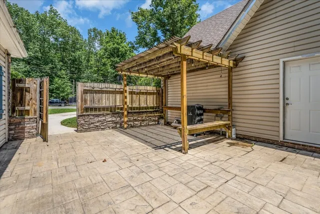 a view of a small house with backyard and furniture