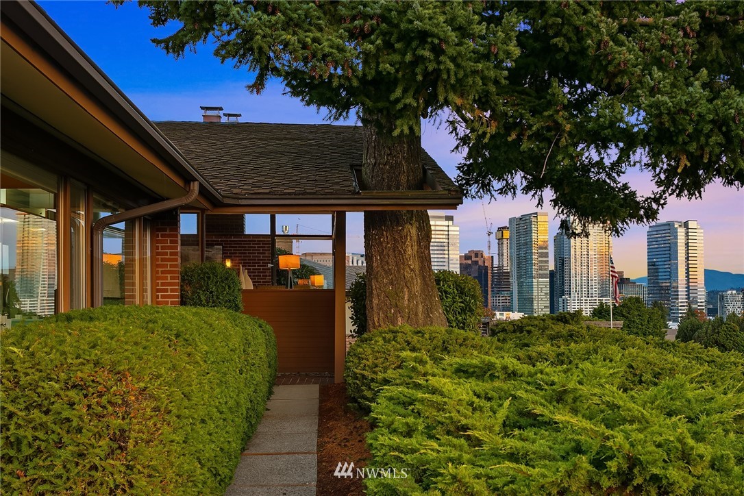 9608 Hilltop Road Bellevue, WA 98004 - Photo 2 of 28 Gallery Image 2