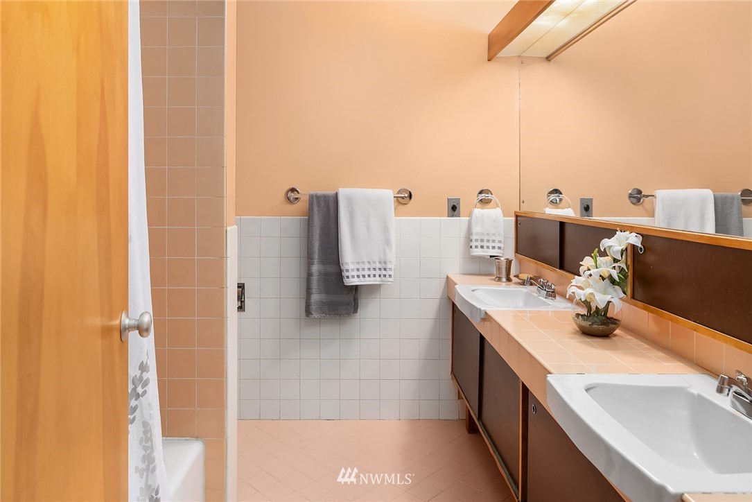 9608 Hilltop Road Bellevue, WA 98004 - Photo 18 of 28 Gallery Image 18