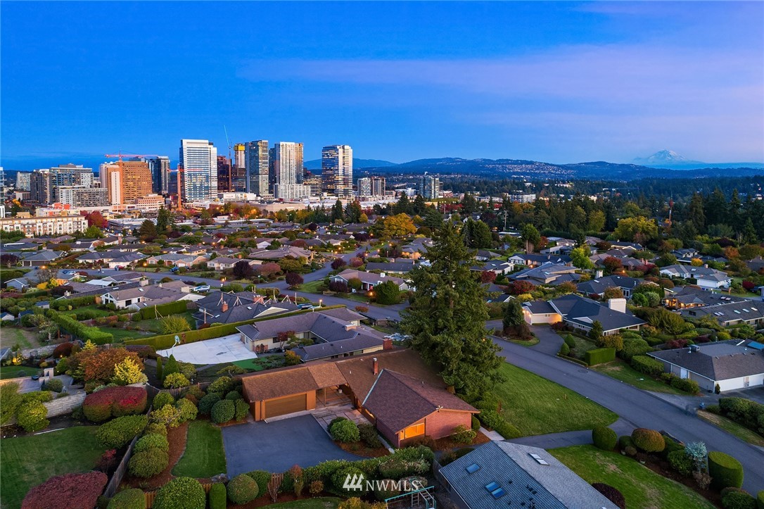 9608 Hilltop Road Bellevue, WA 98004 - Photo 23 of 28 Gallery Image 23