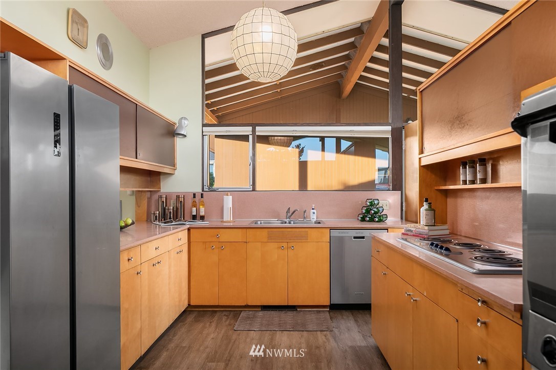 9608 Hilltop Road Bellevue, WA 98004 - Photo 9 of 28 Gallery Image 9