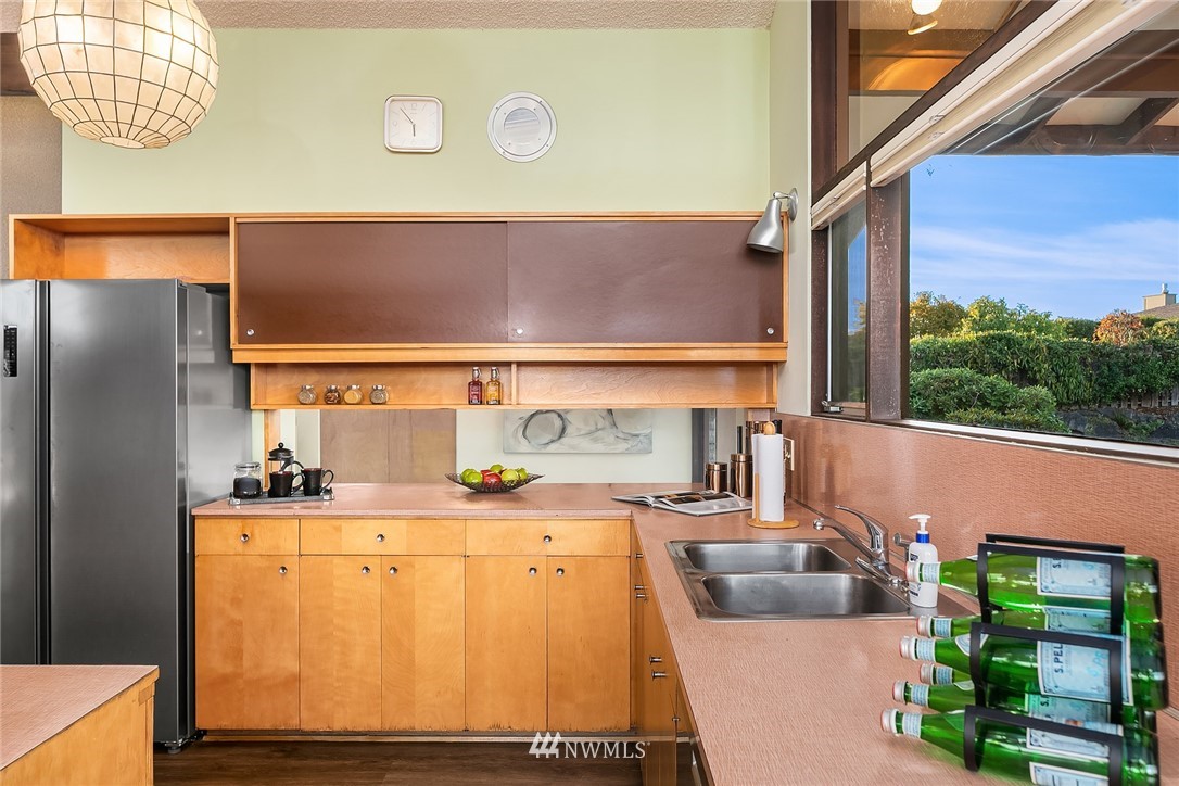 9608 Hilltop Road Bellevue, WA 98004 - Photo 10 of 28 Gallery Image 10