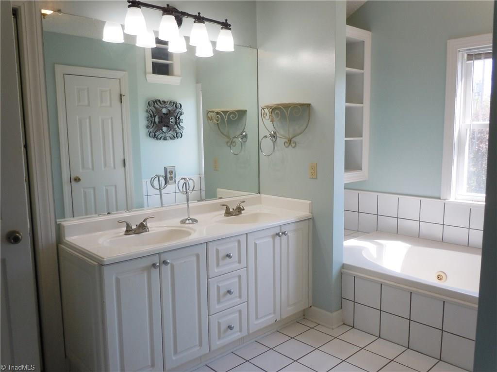176 Pine Valley Road Mocksville, NC 27028 - Photo 16 of 25 Upstairs Bathroom