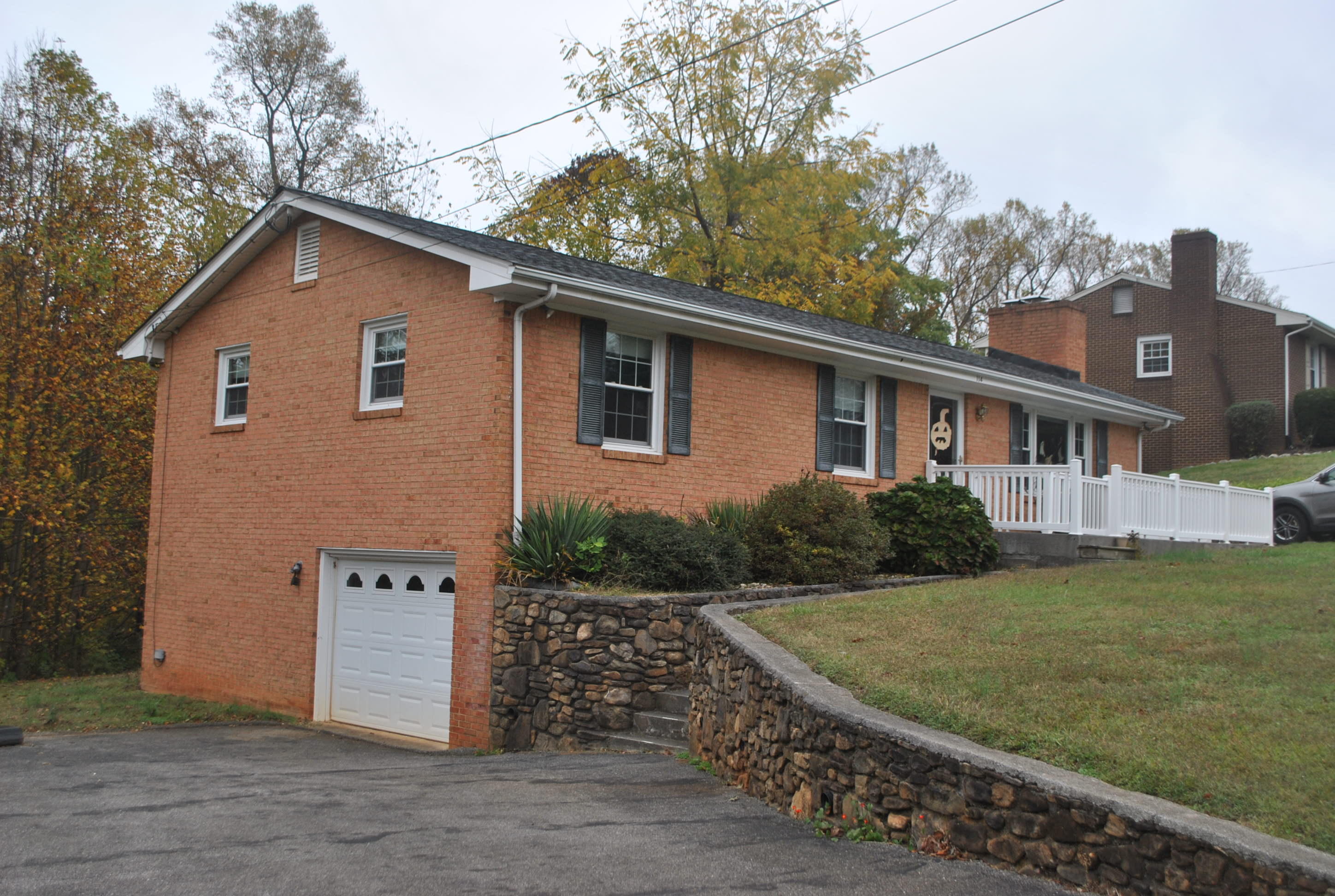 114 Old Brook Road Vinton, VA 24179 - Photo 3 of 19 DSC_0730