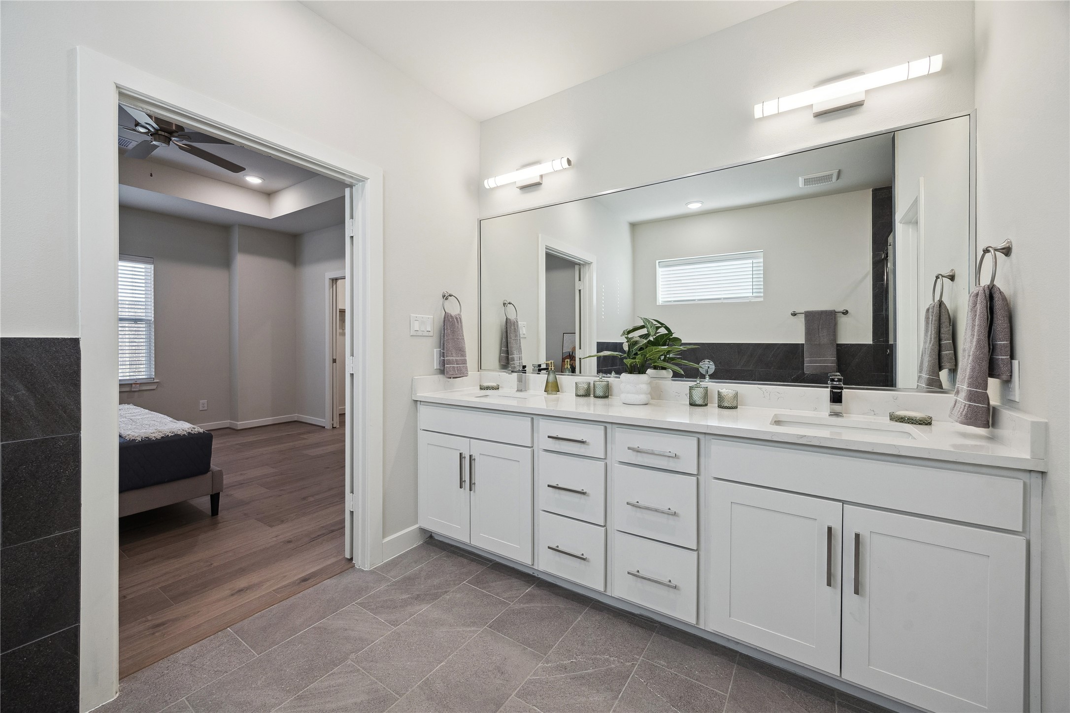 3061 Hicks Street Houston, TX 77007 - Photo 12 of 20
Representative photo. Layout and selections may vary.