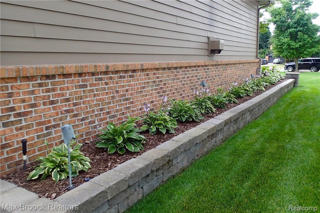 7060 Hatchery Road Waterford, MI 48327 - Photo 34 of 39 Landscape - Side of House.jpg