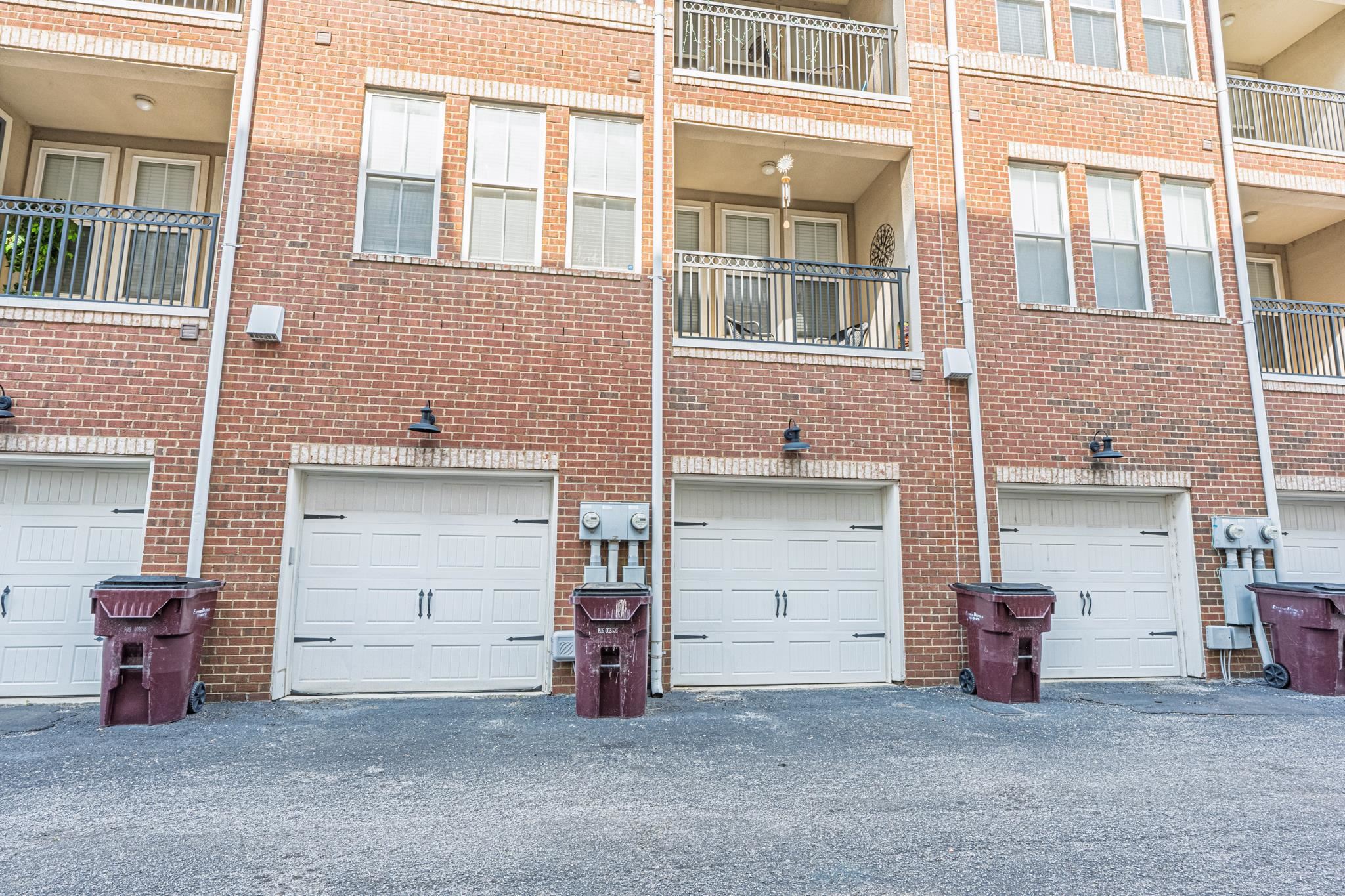75 Shoemaker Court, Unit 105 Memphis, TN 38103 - Photo 21 of 25 a couple of table and chairs in front of building