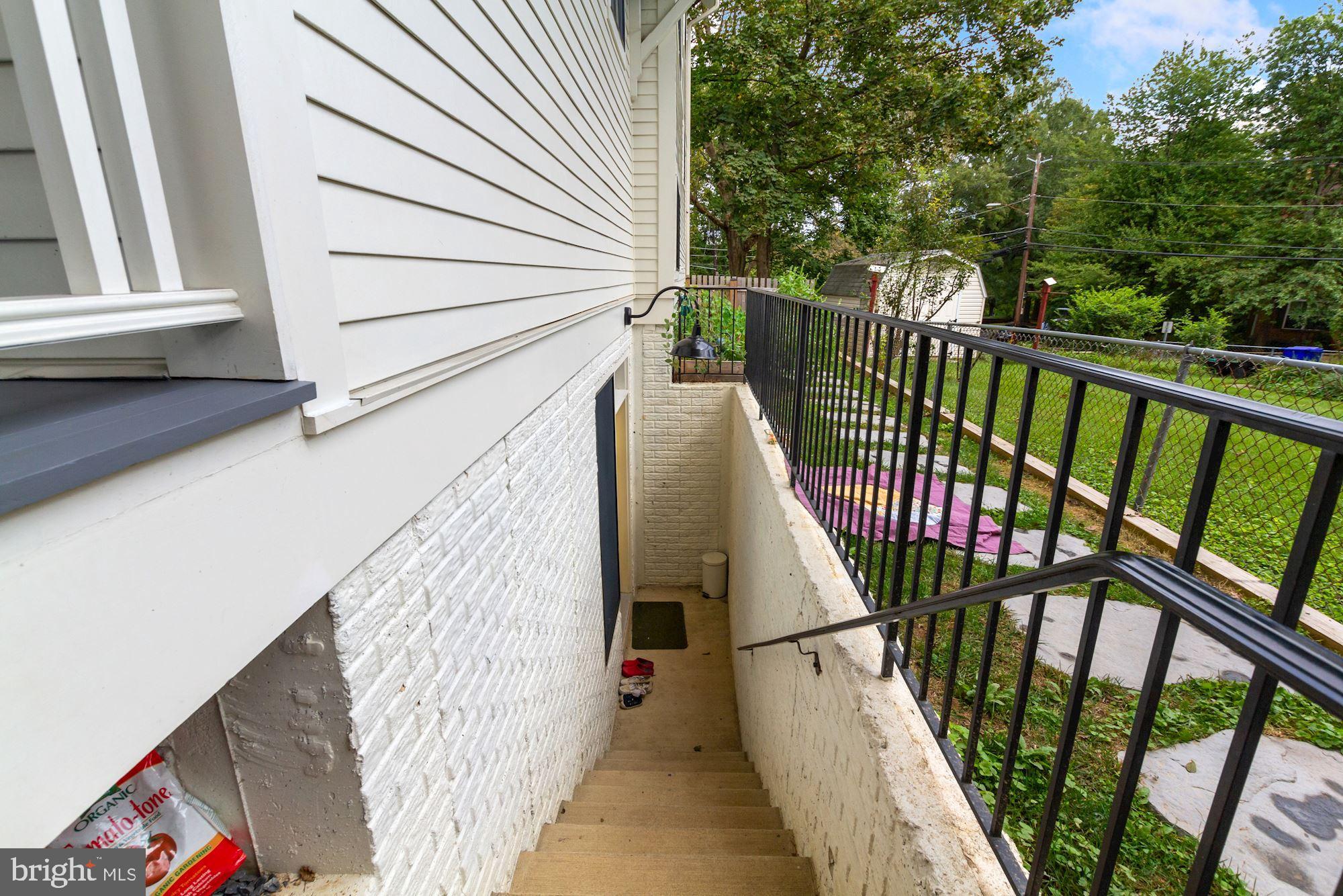9905 Capitol View Avenue Silver Spring, MD 20910 - Photo 29 of 39 Entrance to Apartment
