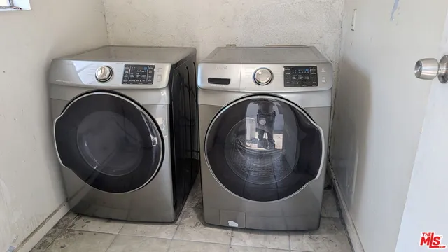 a close up view of a washer and dryer