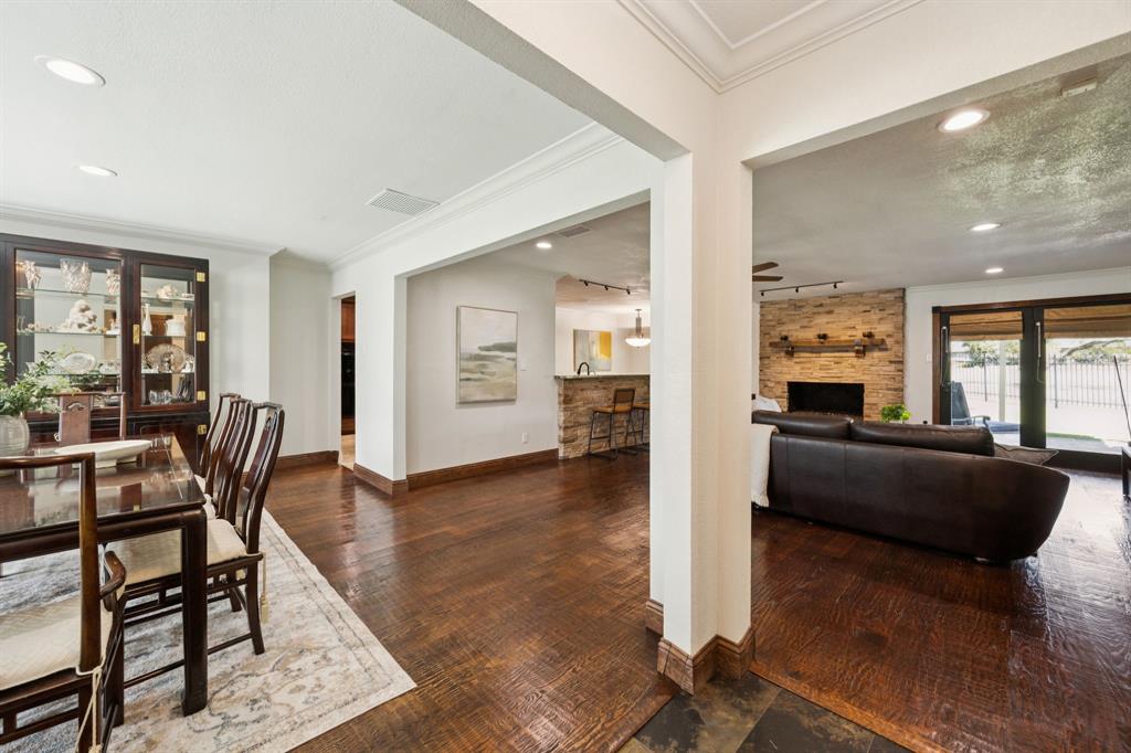14380 Olympic Drive Farmers Branch, TX 75234 - Photo 5 of 33 a living room with furniture and a table