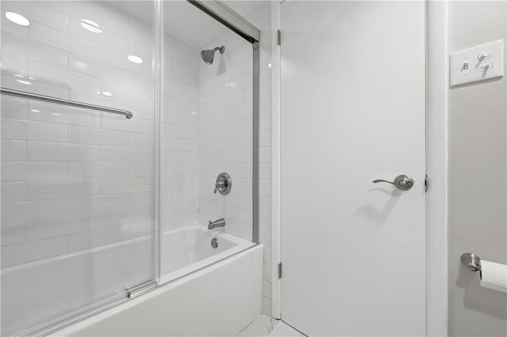5600 Munhall Road, Unit 309 Pittsburgh, PA 15217 - Photo 26 of 40 a bathroom with a bathtub