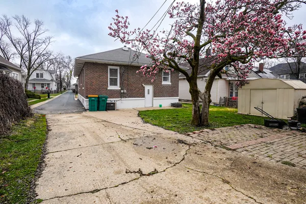 $330,000 | 913 Oakland Avenue, Joliet, IL 60435