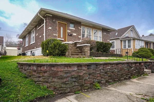 $330,000 | 913 Oakland Avenue, Joliet, IL 60435