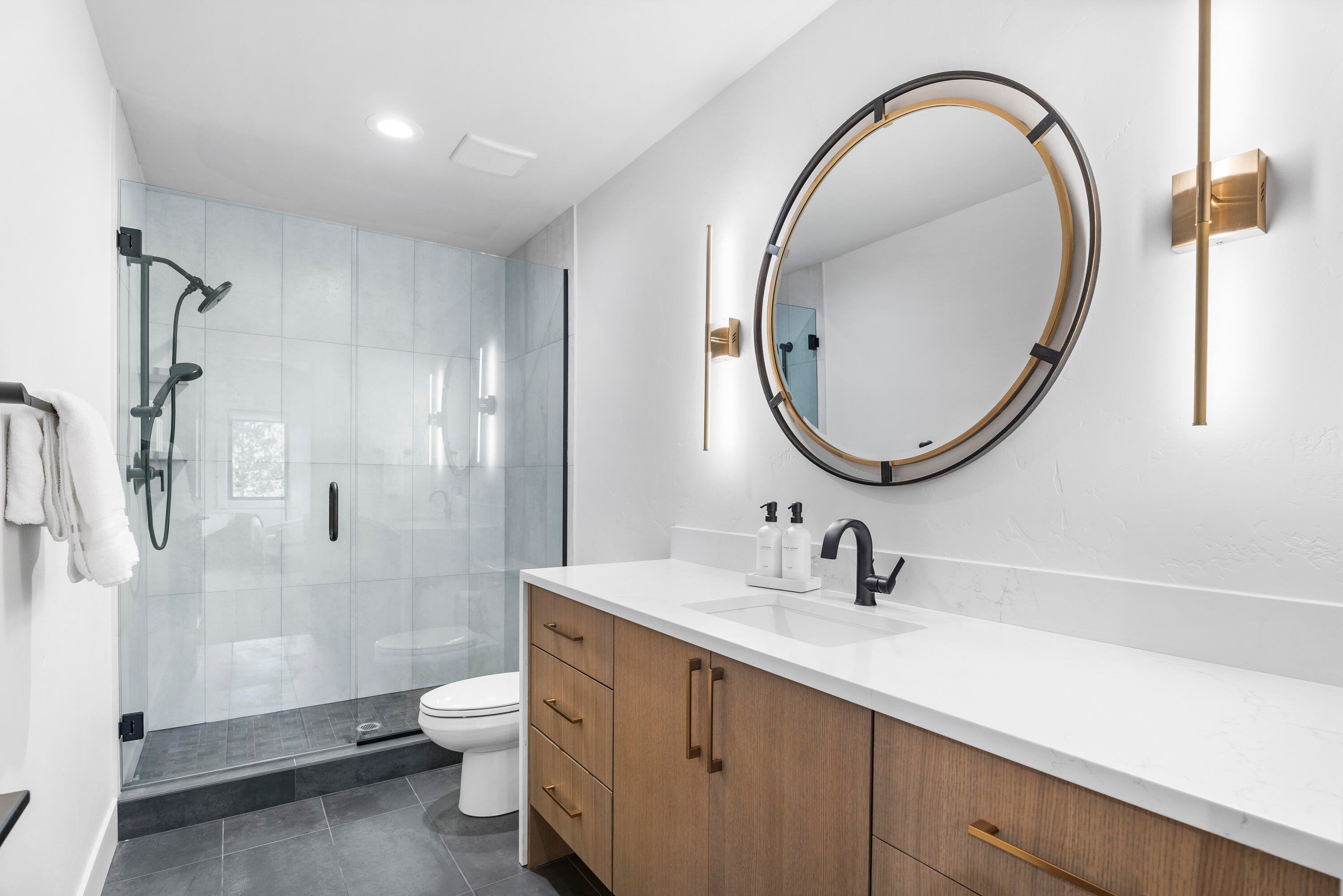 56500 Sunstone Loop, Unit 161 Bend, OR 97707 - Photo 42 of 64 Suite #6 Bath