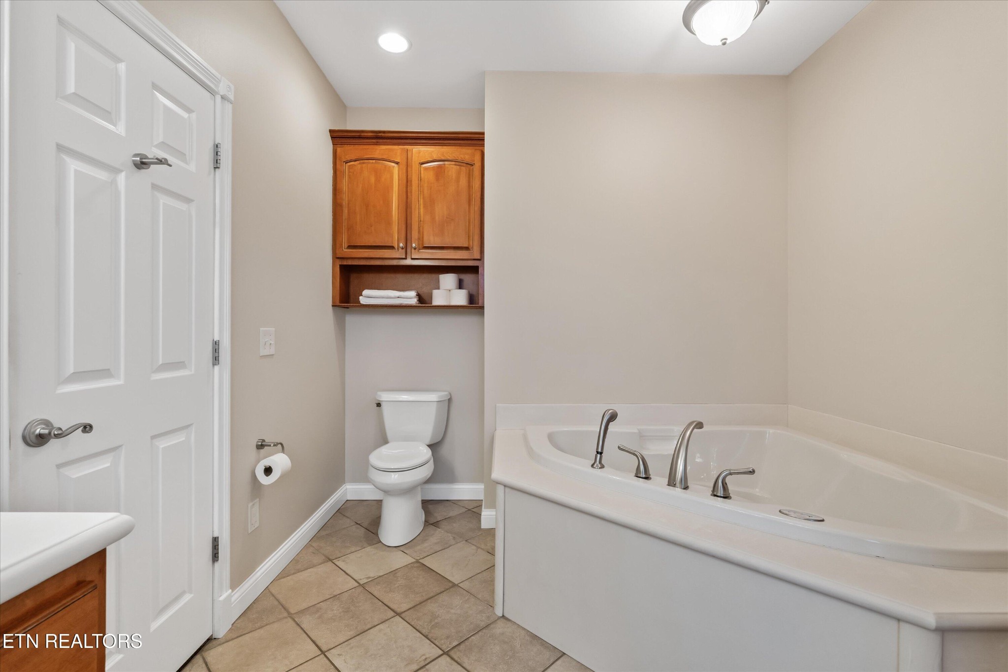 7613 Powderhorn Trail Townsend, TN 37882 - Photo 27 of 43 a bathroom with a toilet and a bathtub