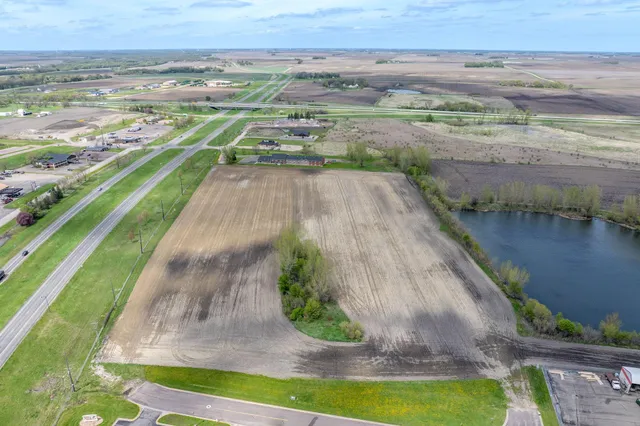 $300,000 | 1201 Buccaneer Drive, Blue Earth, MN 56013