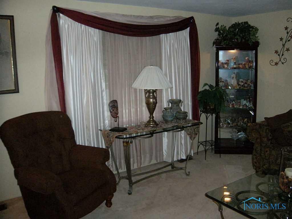 816 Burke Glen Road Toledo, OH 43607 - Photo 5 of 14 Living Room.