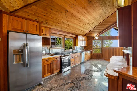 $1,999,999 | 440 Mariposa Drive, Ventura, CA 93001