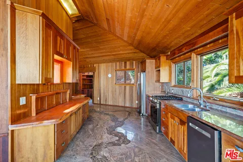 $1,999,999 | 440 Mariposa Drive, Ventura, CA 93001