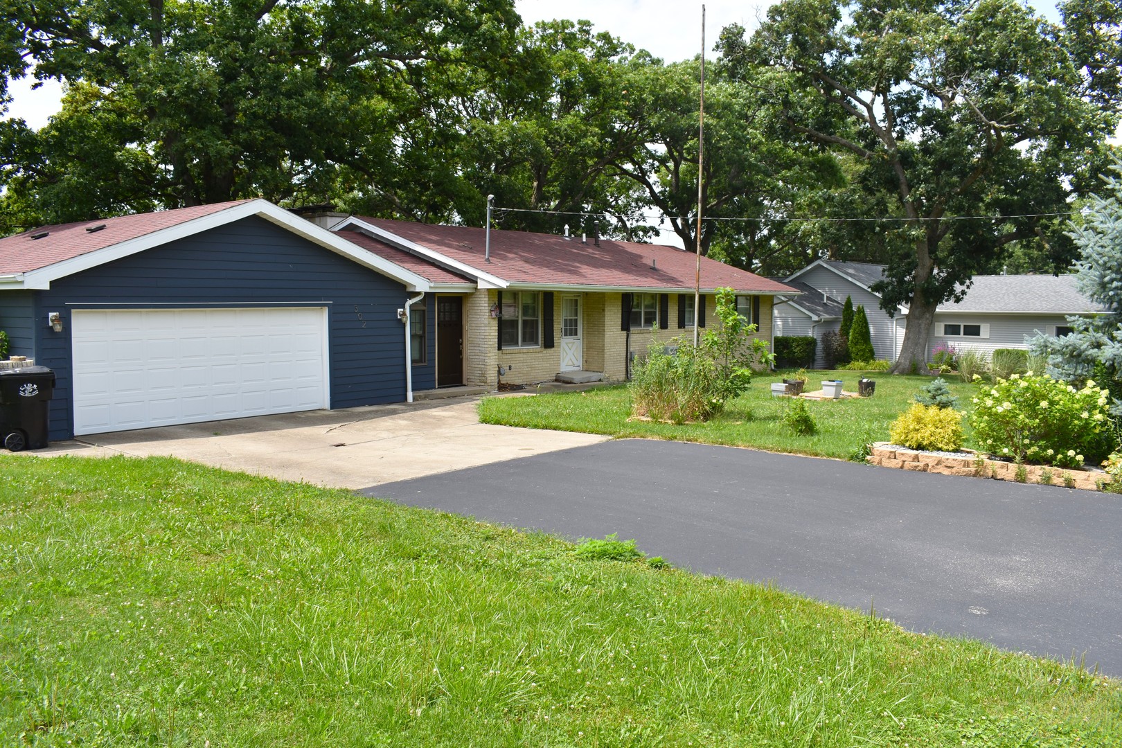 302 Weaver Court Loda, IL 60948 - Photo 6 of 25 a front view of a house with yard and green space