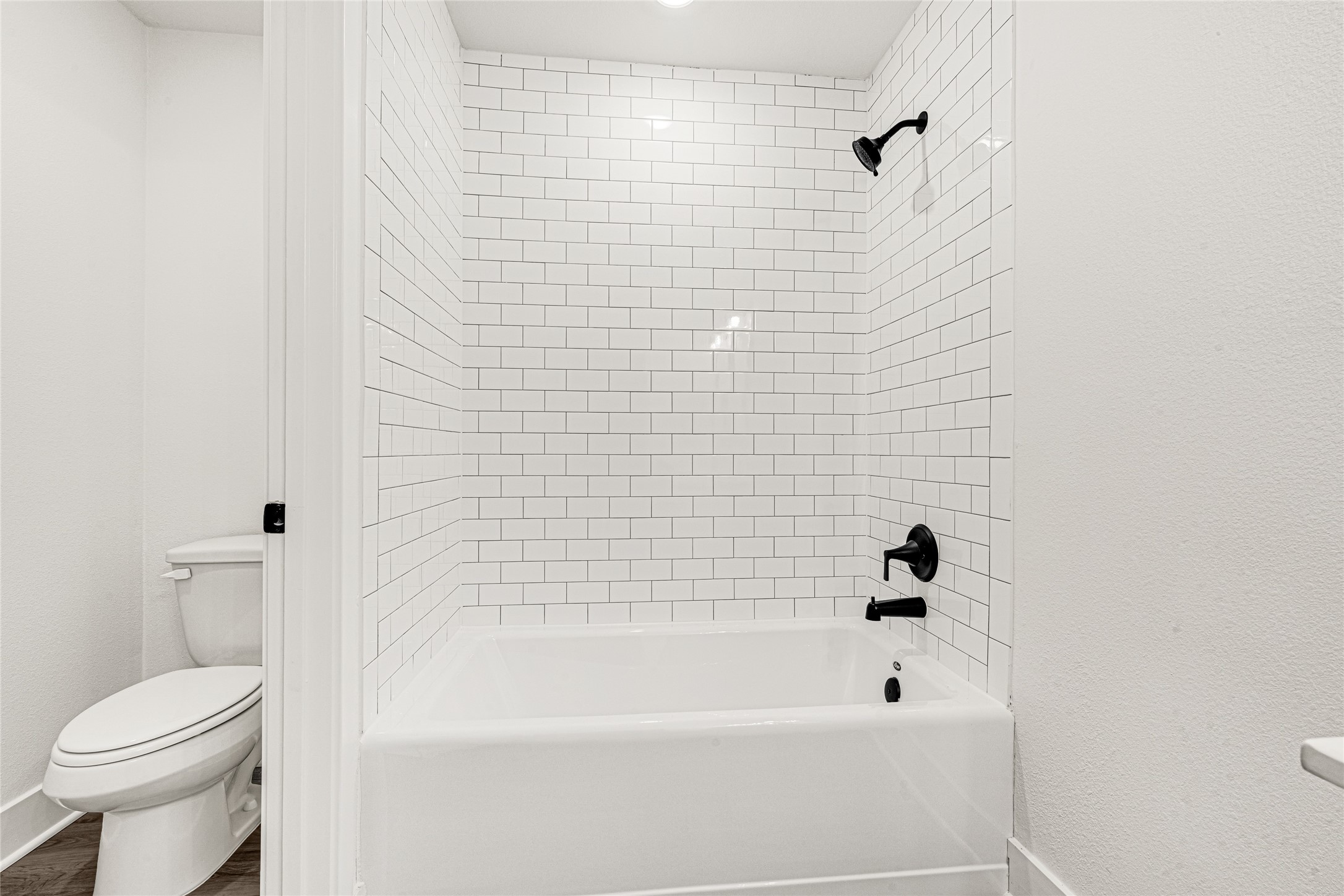 9460 Hard Rock Road Conroe, TX 77303 - Photo 26 of 28 Upstairs Soaker Tub