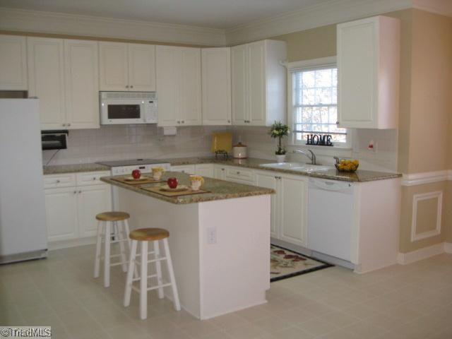 8092 Glengarriff Road Clemmons, NC 27012 - Photo 8 of 16 Kitchen.